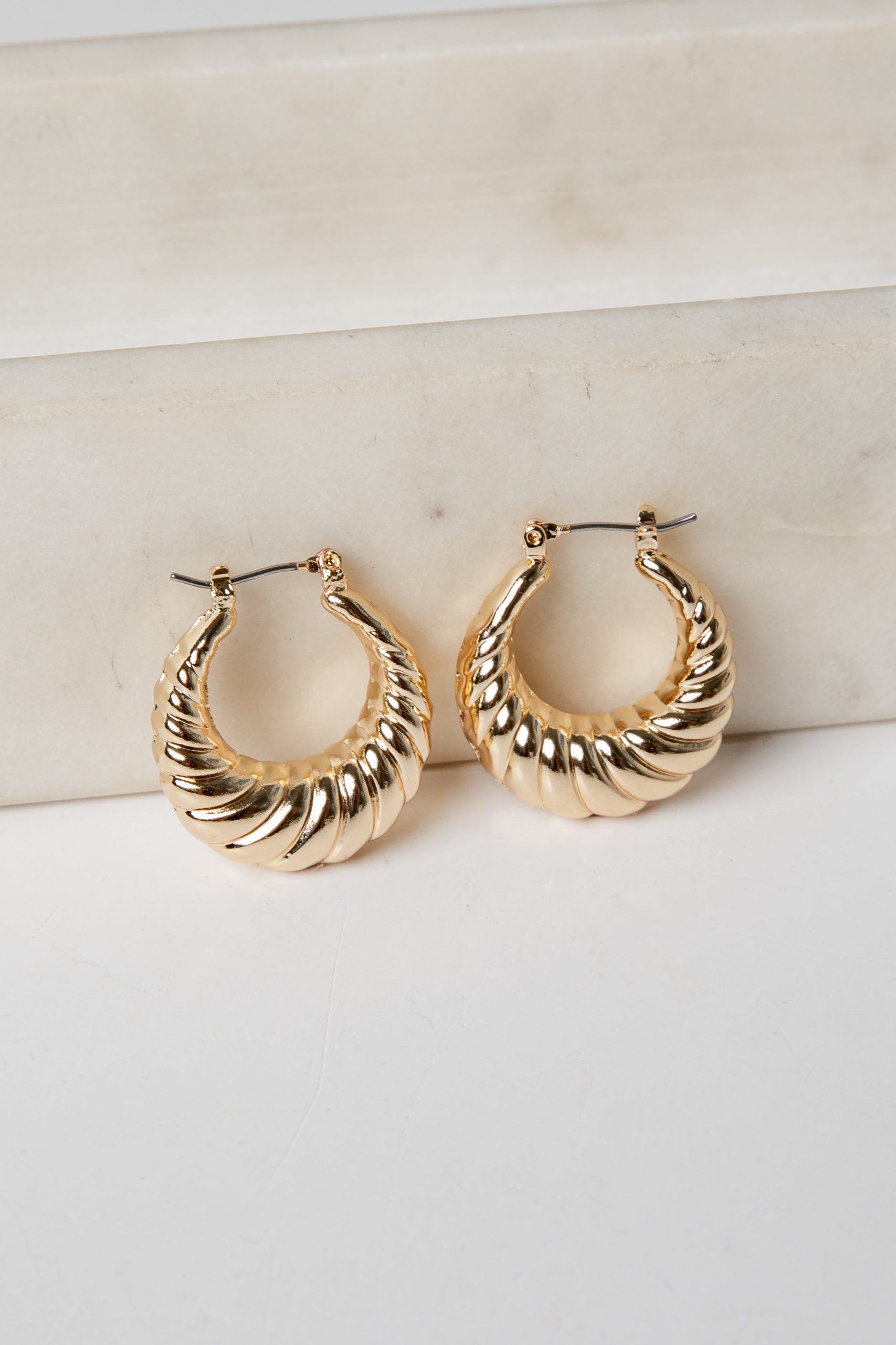 shopdressup_gold_textured_hoop_earrings_d4006be6-17e8-4bc3-a55f-53495503d6c1.jpg